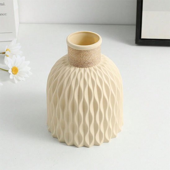 Vase beige avec cordon
