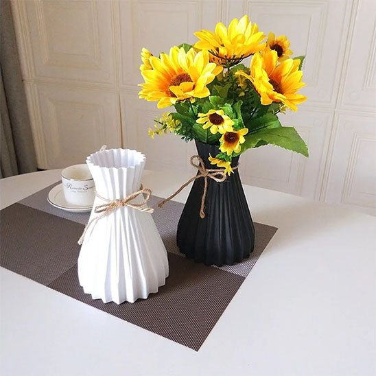 Vase blanc pur et noir profond
