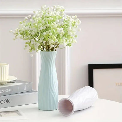 Vase bleu avec fleurs blanches