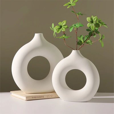 Vase rond avec branches