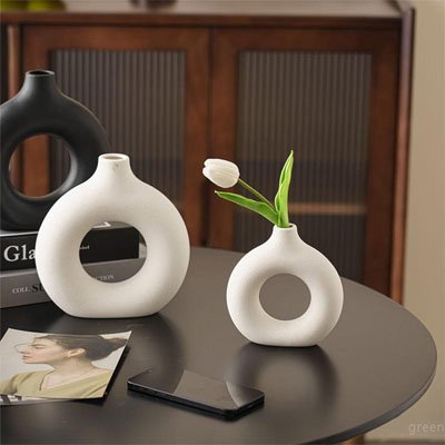 Vase rond avec fleur