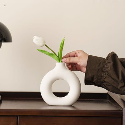 Vase rond avec tulipe