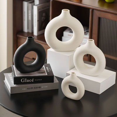 Vase rond sur une table