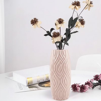 Vase rose sur une table de bureau