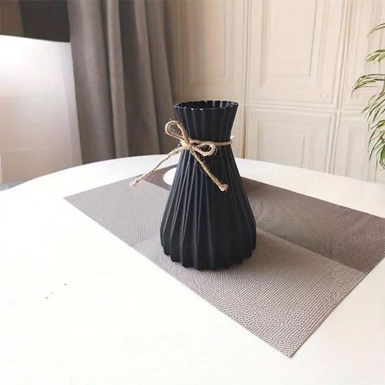 Vase sur table de salle à manger